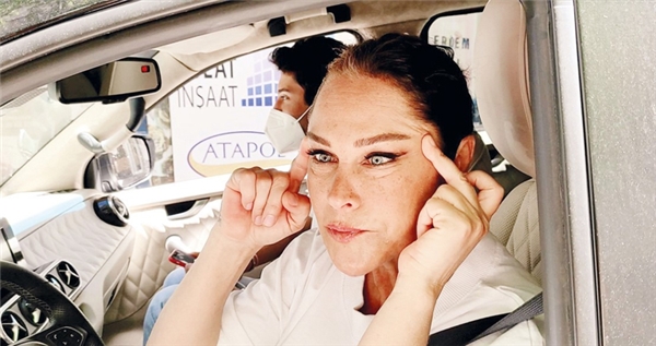  <a class='keyword-sd' href='/hulya-avsar/' title='Hülya Avşar'>Hülya Avşar</a>: Sinovac yaptırdım çekik oldum