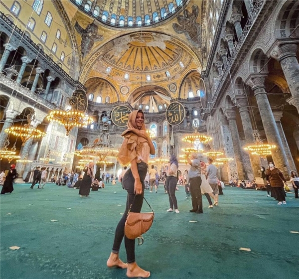 Can Yaman ve sevgilisi Diletta Leotta, İstanbul'da! Aileden onay çıktı...