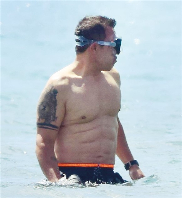 Mustafa Sandal plajda ilgi oldağı oldu... 51 yaş kasları