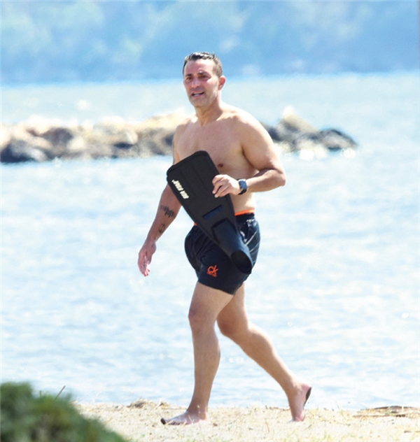 Mustafa Sandal plajda ilgi oldağı oldu... 51 yaş kasları