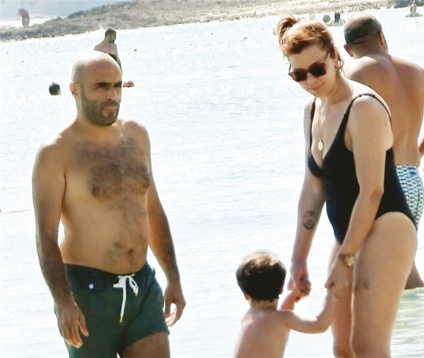 Süper baba...İbrahim Kutluay kızı İrem ve oğlu Ömer'le tatilde
