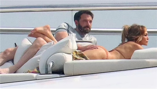 Öpüşmeye siper oldu: Jennifer Lopez ve Ben Affleck'in aşk ateşi sönmedi