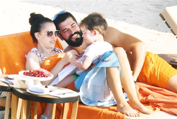 فهرية إيفجين وبوراك أوزجيفيت على الشاطئ (صور) 2 الرومانسية البحرية لفهرية إيفسين وبوراك أوزجيفيت