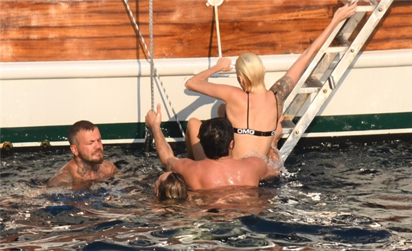 الممثل التركي بوراك دينيز وحبيبته ديدام سويدان يقضيان الإجازة الممثل التركي بوراك دينيز وحبيبته ديدام سويدان يقضيان الإجازة