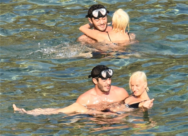 الممثل التركي بوراك دينيز وحبيبته ديدام سويدان يقضيان الإجازة الممثل التركي بوراك دينيز وحبيبته ديدام سويدان يقضيان الإجازة